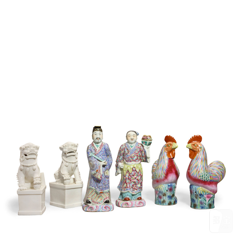 清至民國 粉彩公鷄一對、粉彩仙人兩件及德化窯佛獅一對 | A PAIR OF FAMILLE ROSE COCKERELS; TWO FAMILLE ROSE IMMORTALS AND A NEAR PAIR OF BLANC-DE-CHINE LIONS - 图1
